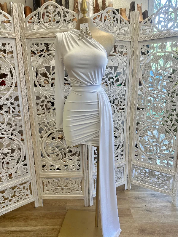 Pleated Women Dress with a Timeless and Elegant TexturePleated Women Dress with a Timeless and Elegant TextureWhite One Sleeve Tailed Dress