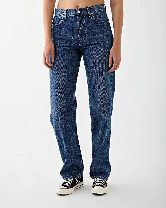 Mom jeans for a nostalgic and casual lookKim Topanga