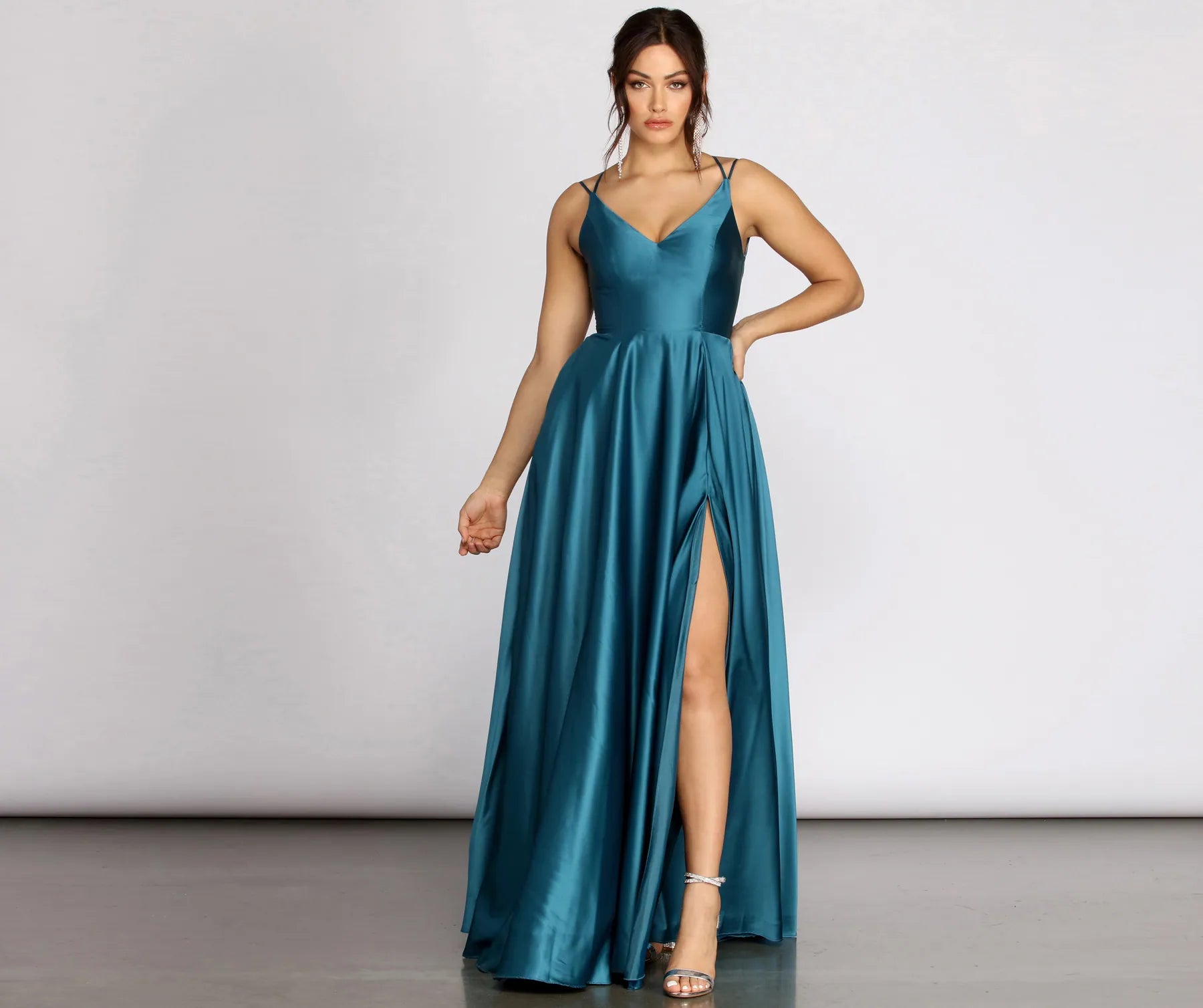 Strapless Women Dress with a Built - in Bra for Comfort and SupportStrapless Women Dress with a Built - in Bra for Comfort and SupportDawn Formal Sleeveless Satin Dress